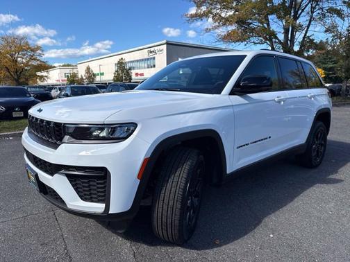 Bright White Clearcoat 2026 Jeep Grand Cherokee Altitude 4x2