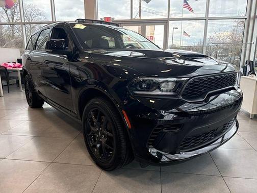 DB Black Crystal Clearcoat 2026 Dodge Durango GT Plus HEMI V8