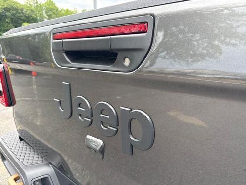 Granite Crystal Clearcoat Metallic 2026 Jeep Gladiator 85th Anniversary Edition