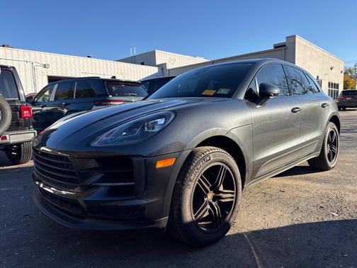Volcano Grey Metallic 2021 Porsche Macan Macan