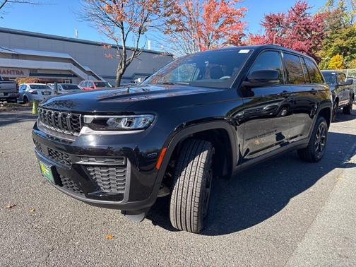 Diamond Black Crystal Pearlcoat 2026 Jeep Grand Cherokee Altitude 4x2