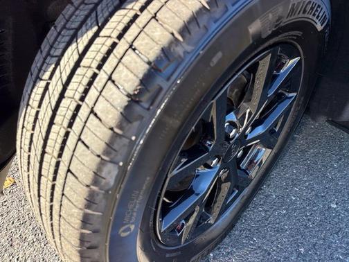 Diamond Black Crystal Pearlcoat 2026 Jeep Grand Cherokee Altitude 4x2