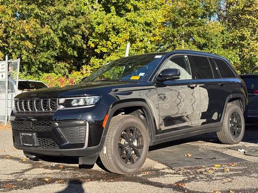 Diamond Black Crystal Pearlcoat 2026 Jeep Grand Cherokee Laredo 4x2