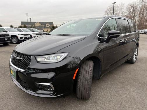 Diamond Black 2026 Chrysler Pacifica Select