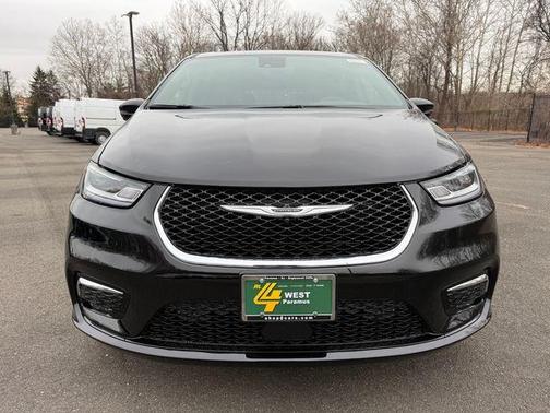 Diamond Black 2026 Chrysler Pacifica Select