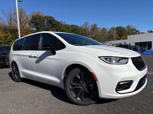 Bright White Clearcoat 2026 Chrysler Pacifica Select AWD