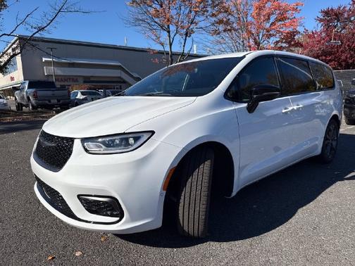 Bright White Clearcoat 2026 Chrysler Pacifica Select AWD