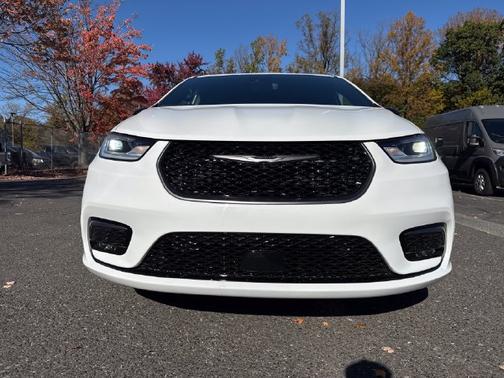 Bright White Clearcoat 2026 Chrysler Pacifica Select AWD