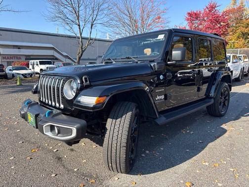Black Clearcoat 2023 Jeep Wrangler Sahara