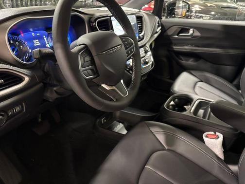 PXJ 2027 Chrysler Pacifica SELECT