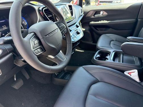 PXJ 2027 Chrysler Pacifica SELECT