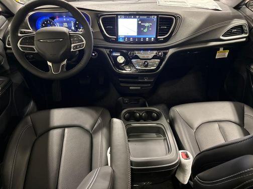 PXJ 2027 Chrysler Pacifica SELECT