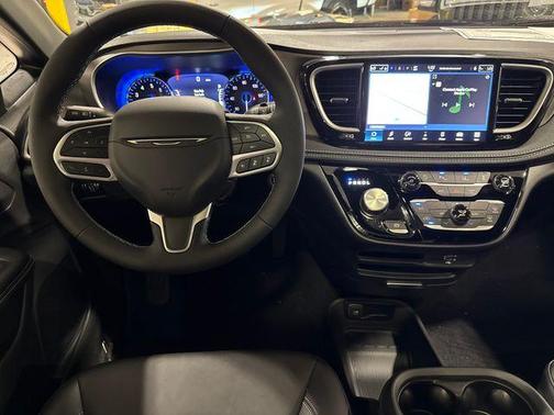 PXJ 2027 Chrysler Pacifica SELECT