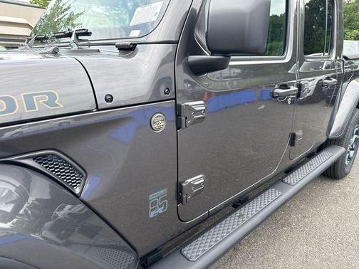 Granite Crystal Clearcoat Metallic 2026 Jeep Gladiator 85th Anniversary Edition