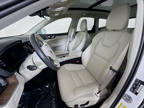 2022 Volvo XC60 B5 Momentum