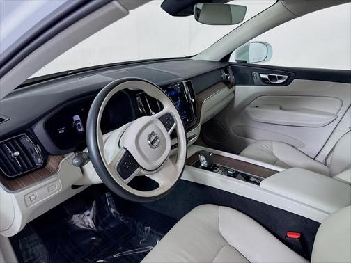 2022 Volvo XC60 B5 Momentum