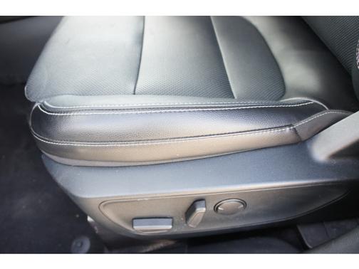 Photo 4 of 27 of 2020 Ford Escape Titanium