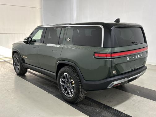 2024 Rivian R1S Adventure Quad Motor Large Pack