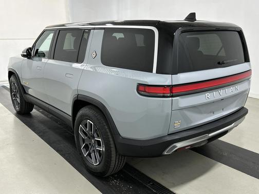 Limestone 2023 Rivian R1S Adventure