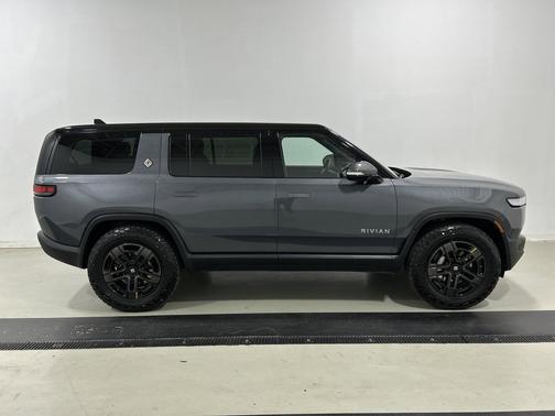2024 Rivian R1S Adventure Package