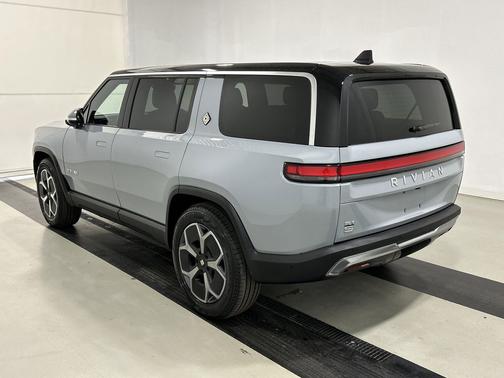 2024 Rivian R1S Adventure Package