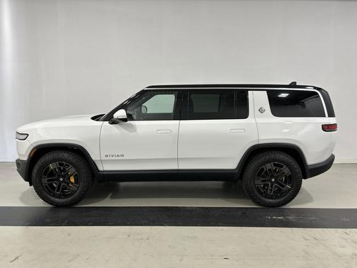 2023 Rivian R1S Adventure