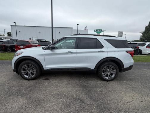 Space White Metallic 2026 Ford Explorer Active