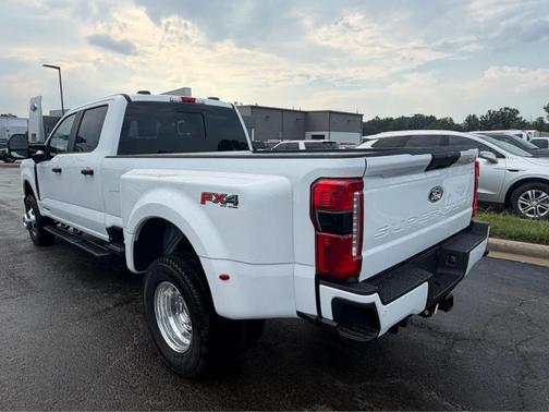 Oxford White 2027 Ford F-350 XL