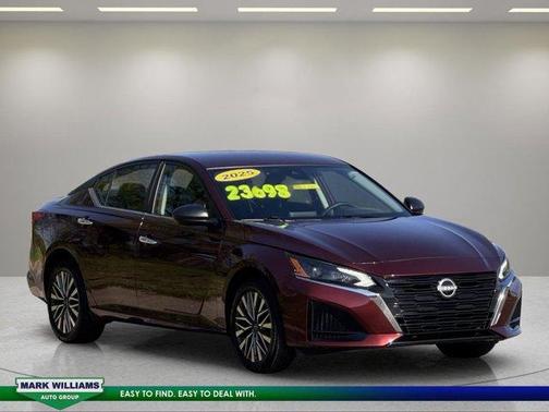 Garnet Pearl Me 2025 Nissan Altima SV