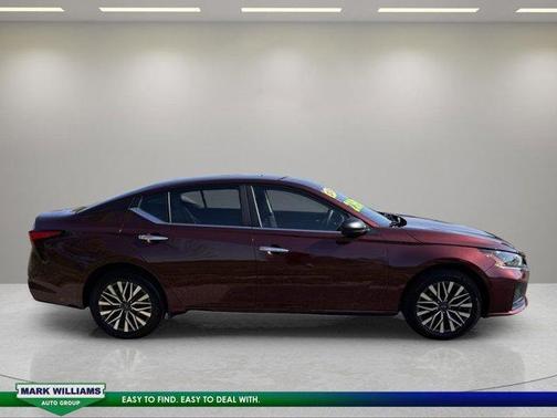 Garnet Pearl Me 2025 Nissan Altima SV