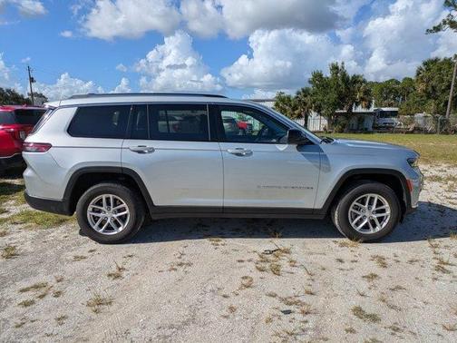 2022 Jeep Grand Cherokee L Laredo