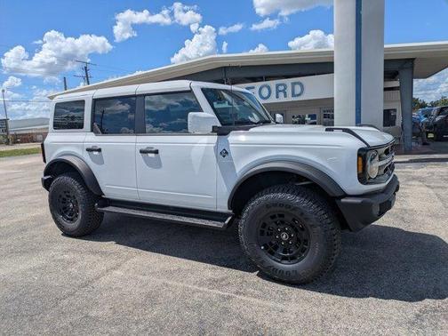 Oxford White 2026 Ford Bronco Outer Banks