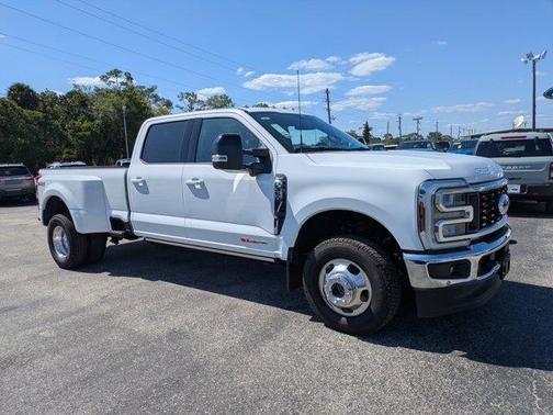 Oxford White 2026 Ford F-350 Lariat Super Duty