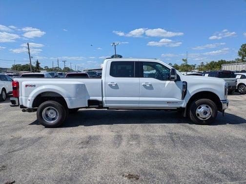 Oxford White 2026 Ford F-350 Lariat Super Duty