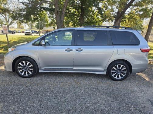 Silver Sky Metallic 2018 Toyota Sienna XLE Premium
