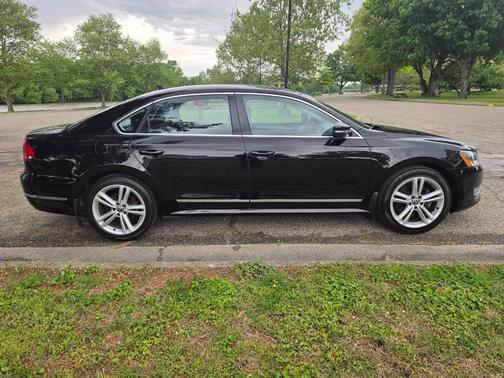 Black Uni 2015 Volkswagen Passat 1.8T Auto SE w/Sunroof & Nav