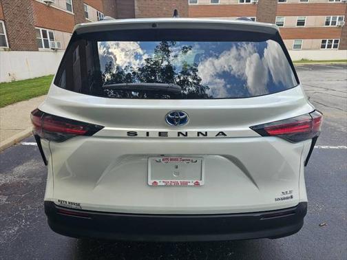 2021 Toyota Sienna XLE 8 Passenger