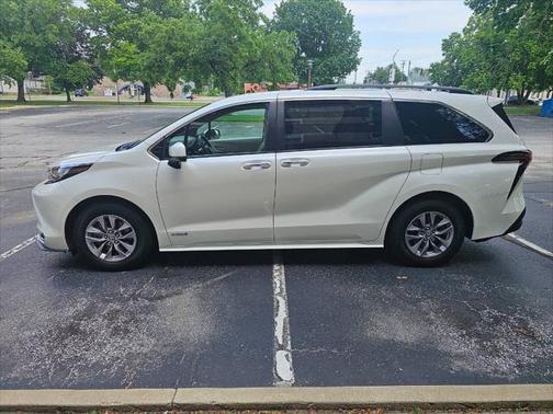 2021 Toyota Sienna XLE 8 Passenger