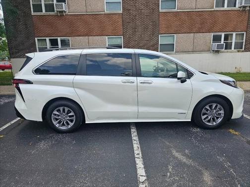 2021 Toyota Sienna XLE 8 Passenger