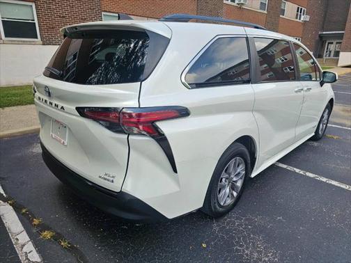 2021 Toyota Sienna XLE 8 Passenger