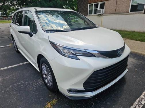 2021 Toyota Sienna XLE 8 Passenger