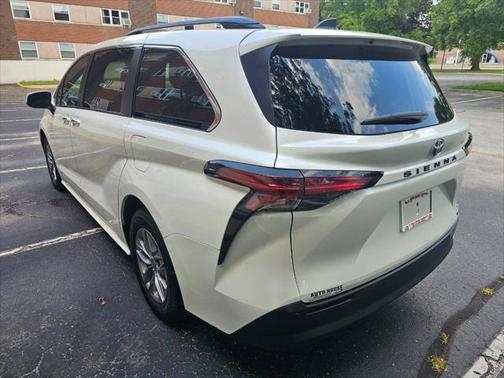 2021 Toyota Sienna XLE 8 Passenger