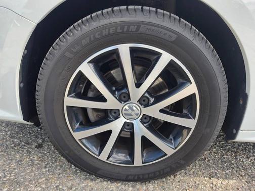 White 2017 Volkswagen Jetta 1.4T SE