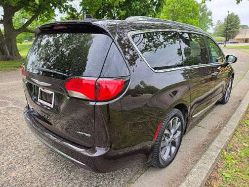 Dark Cordovan Pearlcoat 2017 Chrysler Pacifica Limited