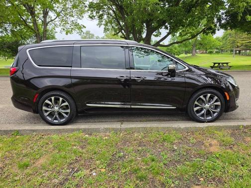 Dark Cordovan Pearlcoat 2017 Chrysler Pacifica Limited