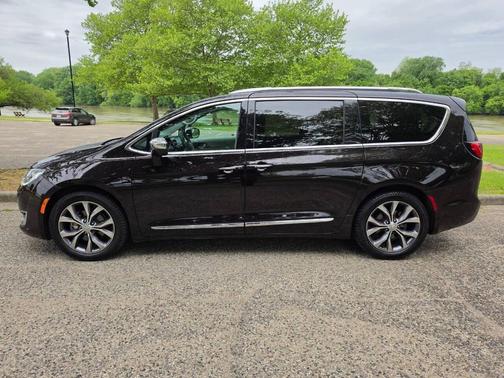 Dark Cordovan Pearlcoat 2017 Chrysler Pacifica Limited