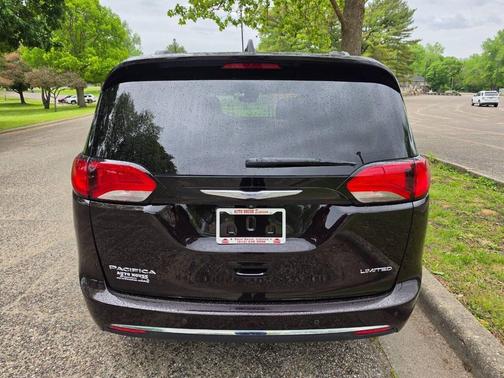 Dark Cordovan Pearlcoat 2017 Chrysler Pacifica Limited