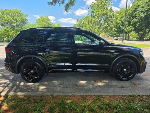 Deep Black Pearl 2019 Volkswagen Tiguan 2.0T SEL R-Line 4MOTION