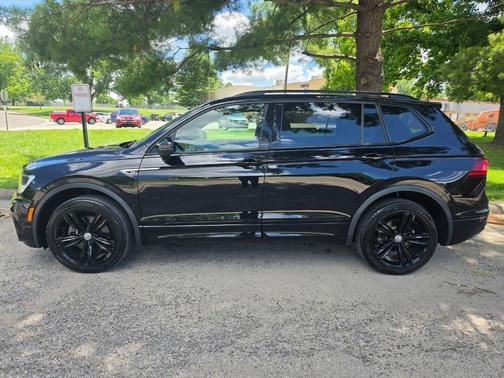 Deep Black Pearl 2019 Volkswagen Tiguan 2.0T SEL R-Line 4MOTION