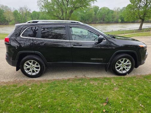 Diamond Black Crystal Pearlcoat 2017 Jeep Cherokee Latitude
